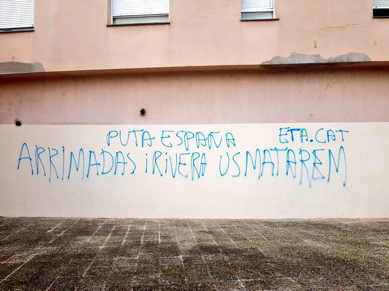 Pintada en un barrio de Girona en la que amenaza de muerte a Albert Rivera e Inés Arrimadas.
