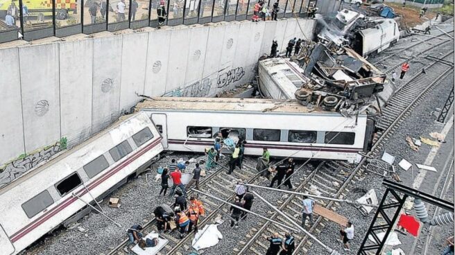 Estado del Alvia 04145 tras el accidente, el 24 de julio de 2013. Estado del Alvia 04145 tras el accidente, el 24 de julio de 2013.