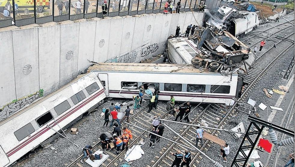 Estado del Alvia 04145 tras el accidente, el 24 de julio de 2013.