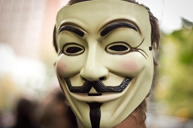 Máscara característica de Anonymous.