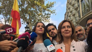 Miles de personas arropan el desfile del 12 de octubre en Barcelona