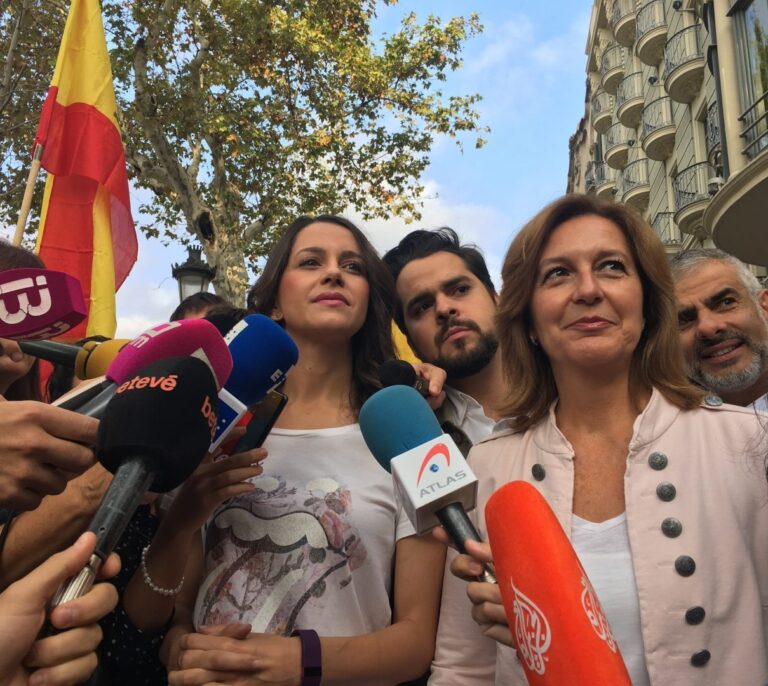 Miles de personas arropan el desfile del 12 de octubre en Barcelona