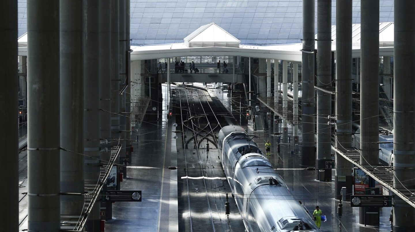 Tren de alta velocidad (AVE) en el interior de la Estación de Atocha, en Madrid.