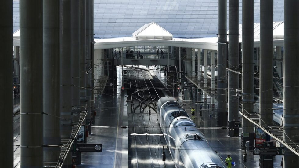 Tren de alta velocidad (AVE) en el interior de la Estación de Atocha, en Madrid.