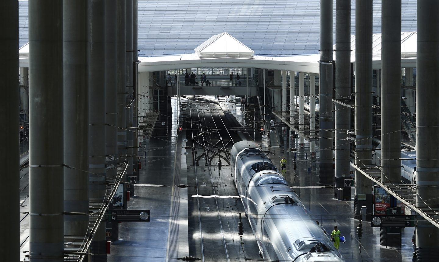 Tren de alta velocidad (AVE) en el interior de la Estación de Atocha, en Madrid.