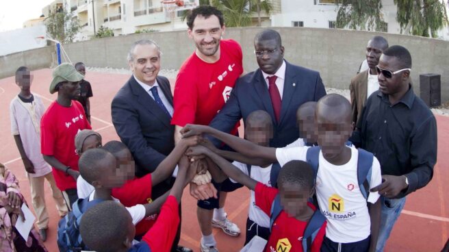 José Luis Sáez y Jorge Garbajosa, anterior y actual presidente de la FEB, en las instalaciones de 'Casa España' de Senegal.