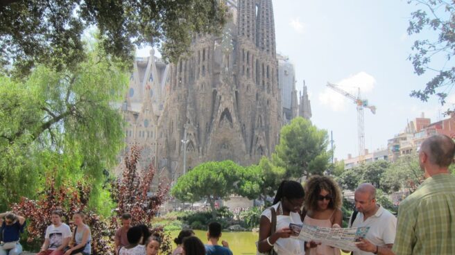 Turistas frente a la Sagrada Familia, en Barcelona.