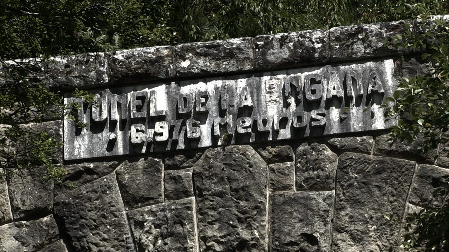 Placa en la boca sur del túnel.