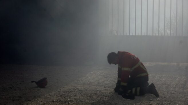 Uno de los bomberos que están trabajando contra el fuego.