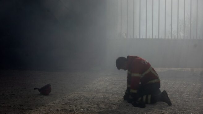bombero-portugal Uno de los bomberos que están trabajando contra el fuego.