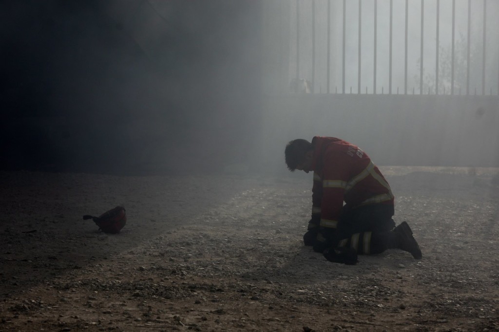 Uno de los bomberos que están trabajando contra el fuego.