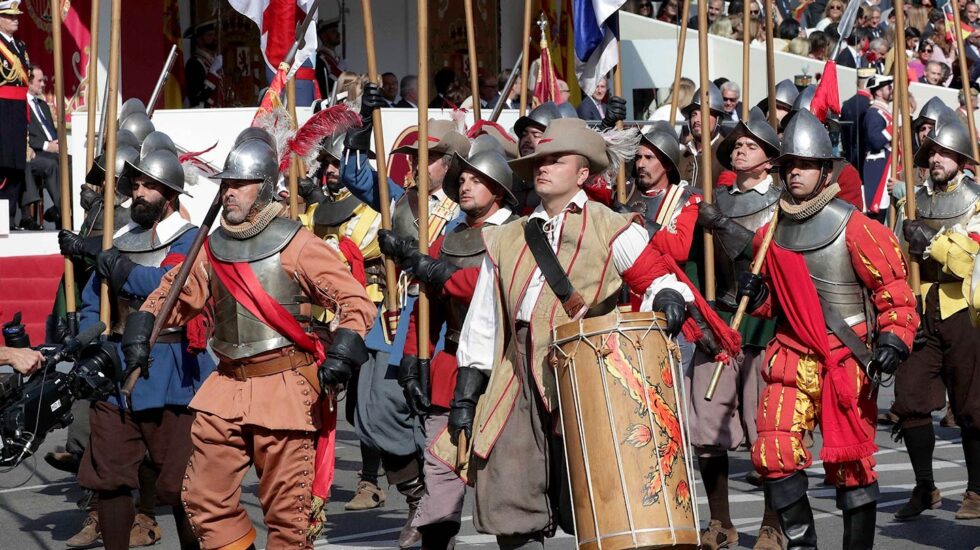 Un grupo de soldados con trajes y armas de época, que representan el llamado Camino Español, durante el desfile del Día de la Fiesta Nacional que ha sido presidido hoy por los Reyes