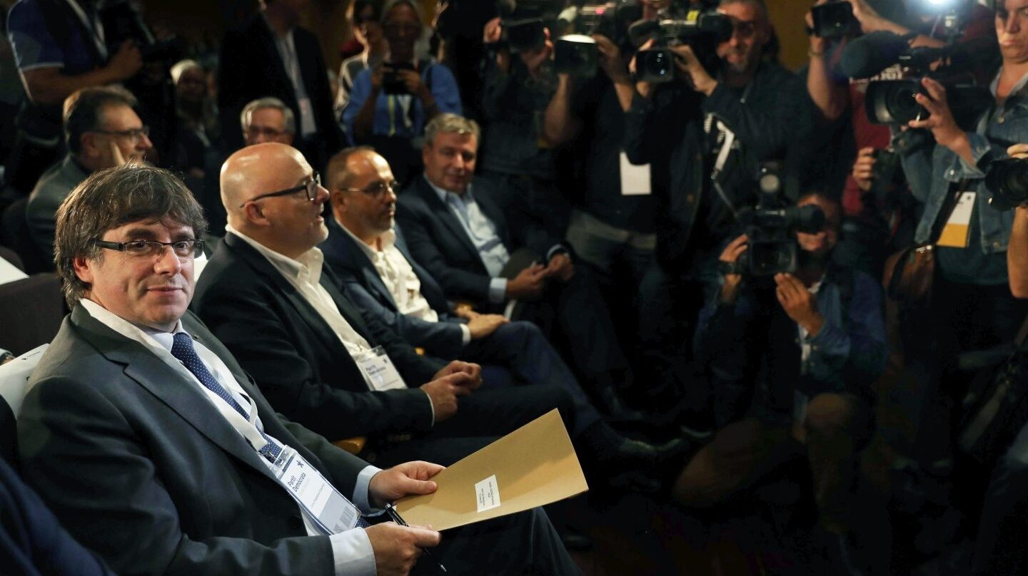 El presidente de la Generalitat, Carles Puigdemont, al inicio de la reunión extraordinaria del consell nacional del PDCat.