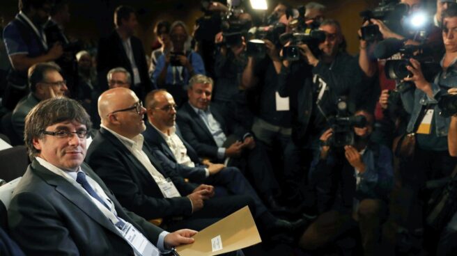 carles_puigdemont_155_dui El presidente de la Generalitat, Carles Puigdemont, al inicio de la reunión extraordinaria del consell nacional del PDCat.