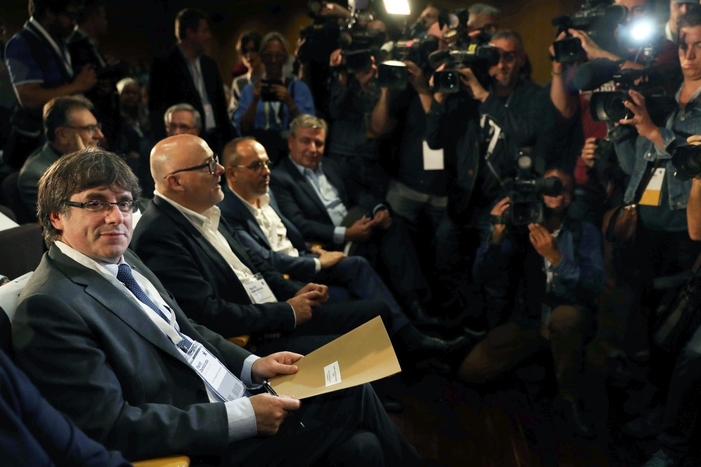 El presidente de la Generalitat, Carles Puigdemont, al inicio de la reunión extraordinaria del consell nacional del PDCat.