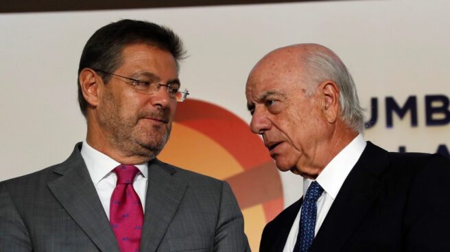 El ministro de Justicia, Rafael Catalá, y el presidente del BBVA, Francisco González.