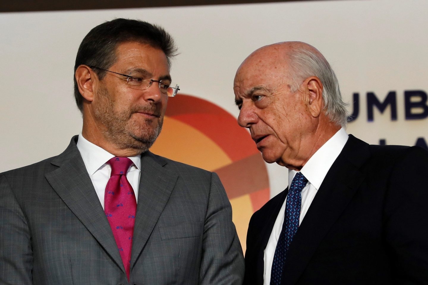 El ministro de Justicia, Rafael Catalá, y el presidente del BBVA, Francisco González.