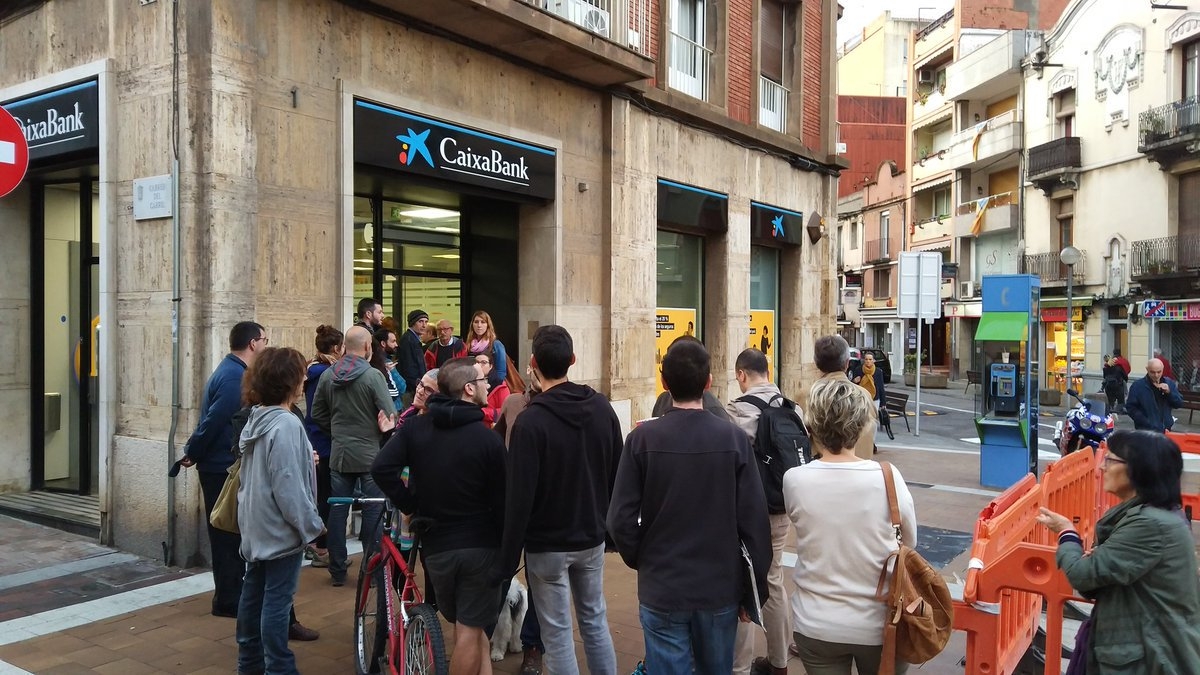 Colas en una oficina bancaria de Barcelona, esta mañana.