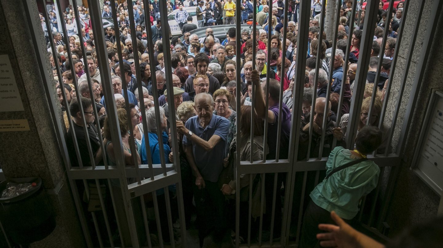 Numerosas personas hacen cola en el instituto Moisés Broggi de Barcelona para votar en el referéndum sobre la independencia de Cataluña, suspendido por el Tribunal Constitucional.