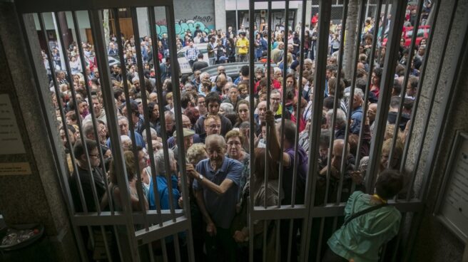 Gente haciendo colas en el instituto Moises Broggi Numerosas personas hacen cola en el instituto Moisés Broggi de Barcelona para votar en el referéndum sobre la independencia de Cataluña, suspendido por el Tribunal Constitucional.