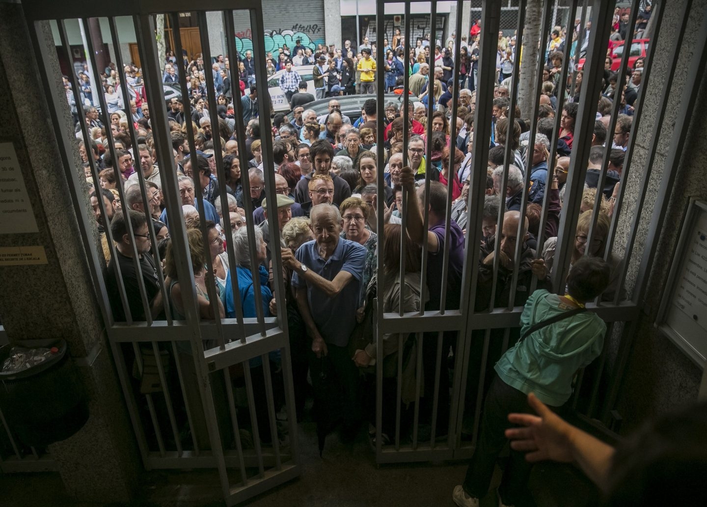 Numerosas personas hacen cola en el instituto Moisés Broggi de Barcelona para votar en el referéndum sobre la independencia de Cataluña, suspendido por el Tribunal Constitucional.