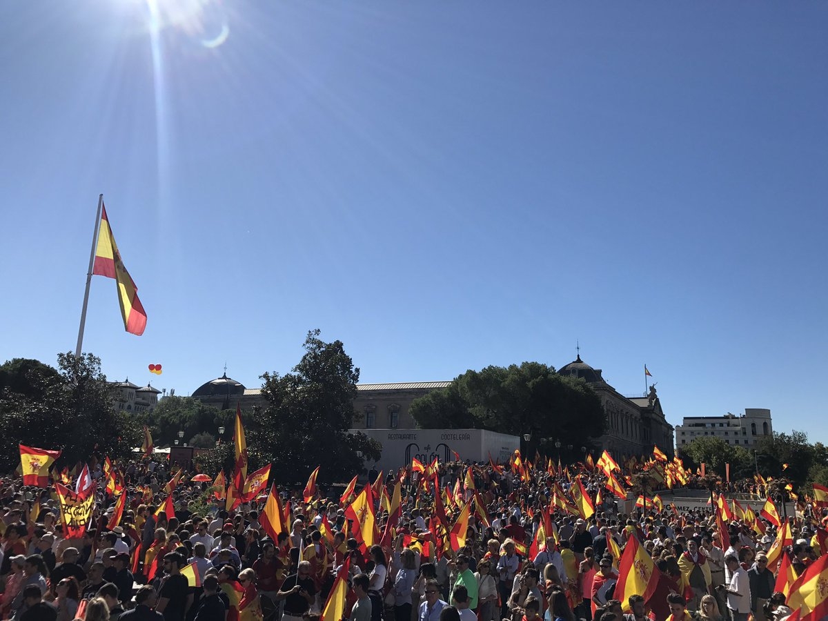 Miles de personas se manifiestan en Madrid en defensa de la unidad