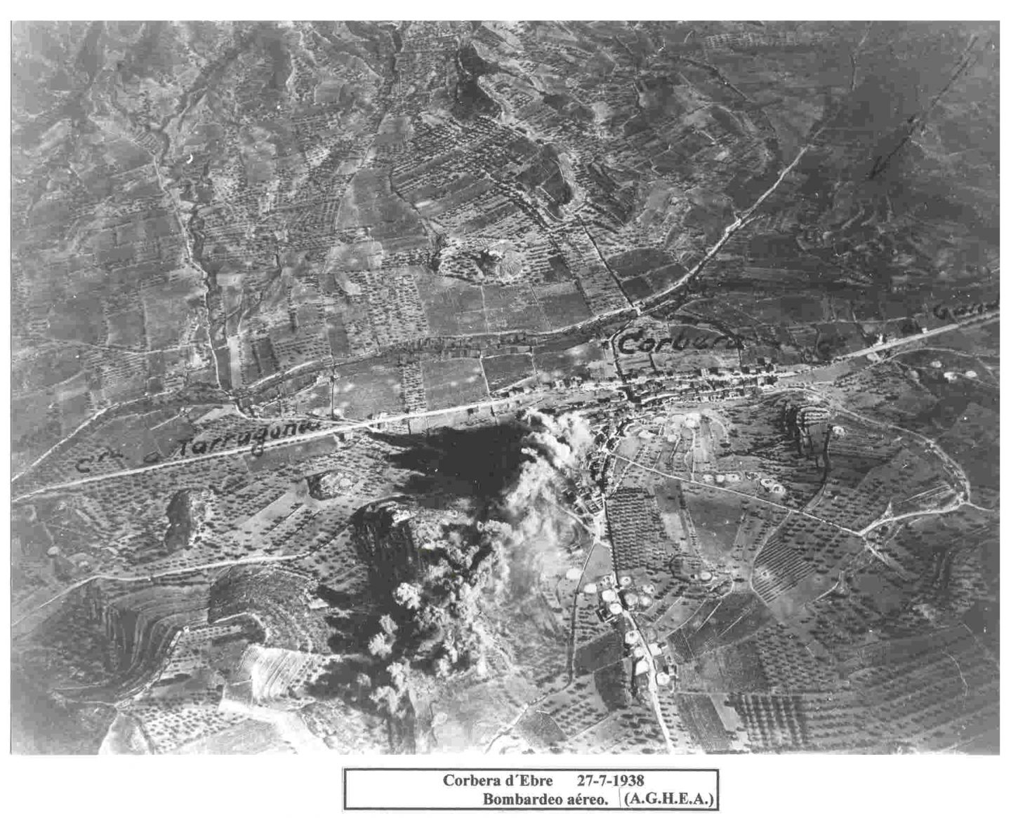 Bombardeo a Corbera d'Ebre en julio de 1938. Foto del Archivo Histórico del Ejército del Aire.