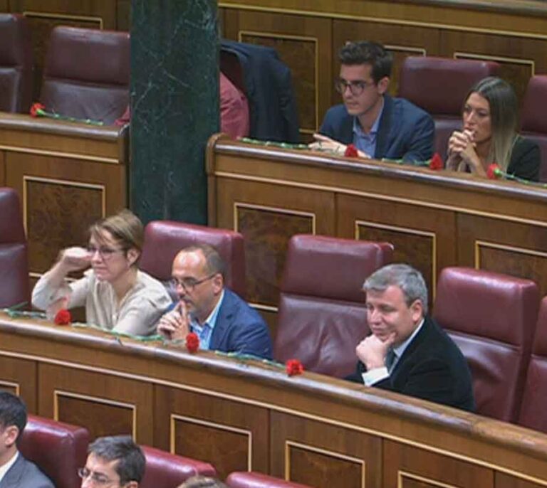 Corte de mangas en el Congreso de una diputada del PdeCat a Toni Cantó cuando hablaba de recortar su sueldo