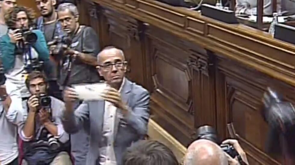 Joan Coscubiela, del grupo parlamentario de Podemos en el Parlament, muestra su papeleta antes de votar.