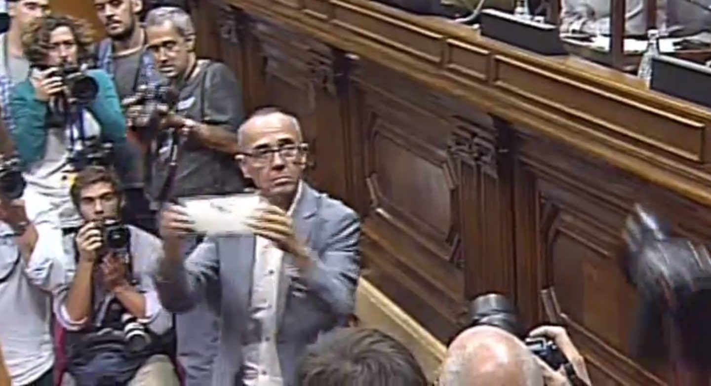Joan Coscubiela, del grupo parlamentario de Podemos en el Parlament, muestra su papeleta antes de votar.