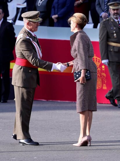 La ministra de Defensa, María Dolores de Cospedal (d), saluda al Jefe del Estado Mayor de la Defensa (Jemad), el general Fernando Alejandre Martínez (i), al inicio del desfile del Día de la Fiesta Nacional.