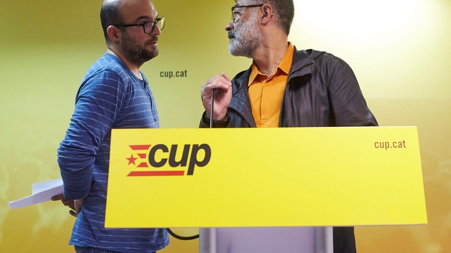 Carles Riera (d) conversa con el concejal de Vic Joan Coma.