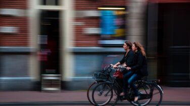 Reducir a la mitad la brecha de género en la OCDE aumentaría un 2,5% el PIB en 2025
