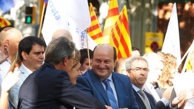 El presidente del PNV, Andoni Ortuzar, saluda a Artur Mas durante la última 'Diada' en Barcelona el pasado 11 de septiembre.