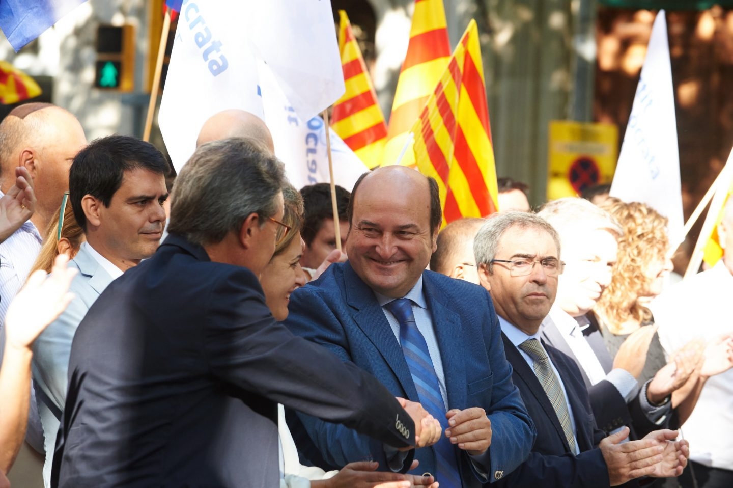 El presidente del PNV, Andoni Ortuzar, saluda a Artur Mas durante la última 'Diada' en Barcelona el pasado 11 de septiembre.