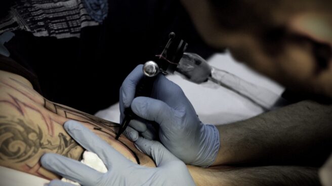 El PSOE pide más control de los productos para tatuajes y maquillaje permanente