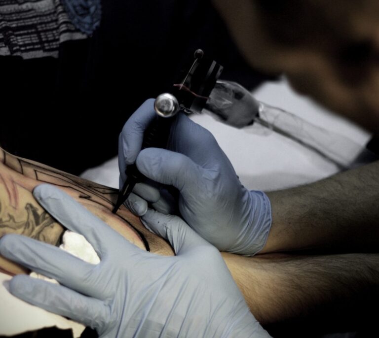 Doce casos de viruela del mono vinculados a un negocio de tatuajes y piercings de Cádiz