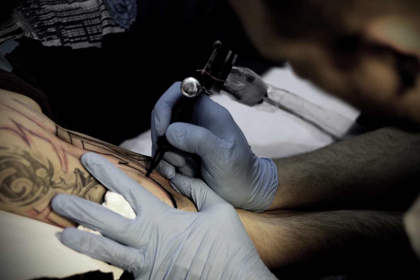 Viruela del mono vinculada a un negocio de tatuajes y piercings de Cádiz