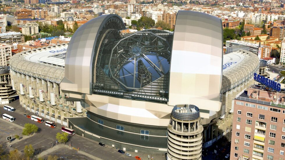 Fotomontaje del Telescopio Gigante ESO en comparación con el estadio Santiago Bernabeu