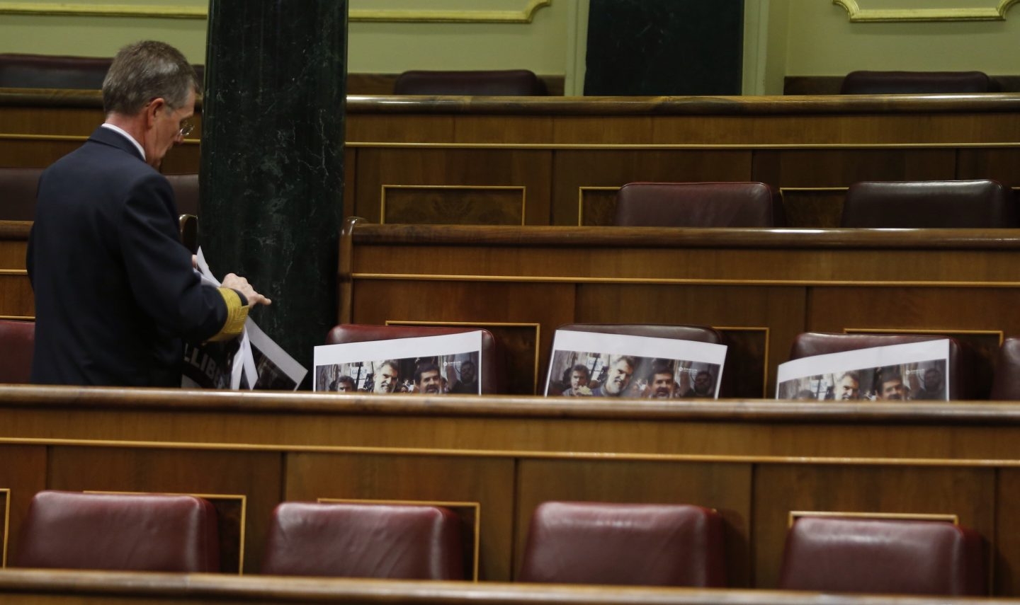 Los escaños de ERC, con los carteles pidiendo la libertad de Sànchez y Cuixart.