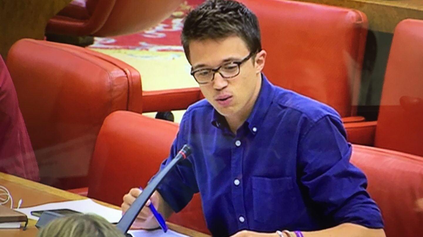 Íñigo Errejón, junto al asiento vacío de Irene Montero.
