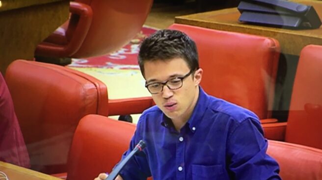 Íñigo Errejón, junto al asiento vacío de Irene Montero.