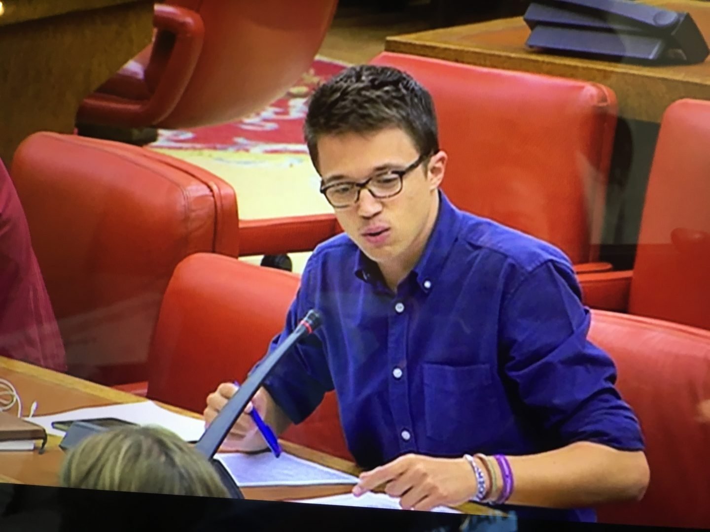 Íñigo Errejón, junto al asiento vacío de Irene Montero.