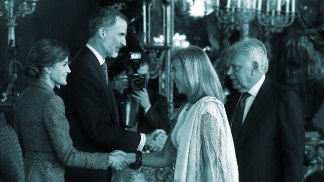 felipe_gonzalez_recepcion_r Los Reyes saludan al ex presidente del Gobierno Felipe González y su mujer, María del Mar García Vaquero.