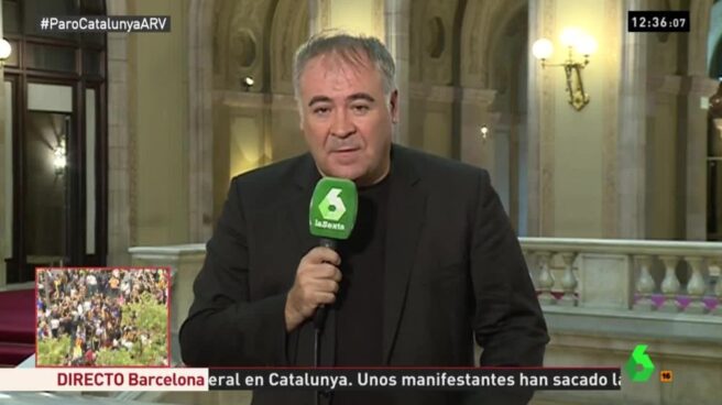 El periodista de La Sexta, Antonio García Ferreras, perseguido este martes en Barcelona.