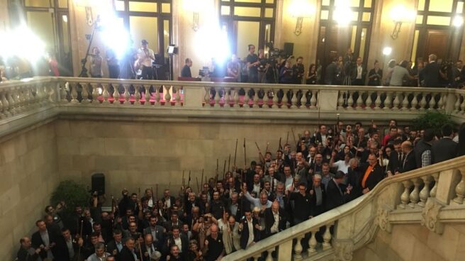 Puigdemont anuncia "momentos complejos" tras proclamar la independencia en el Parlament