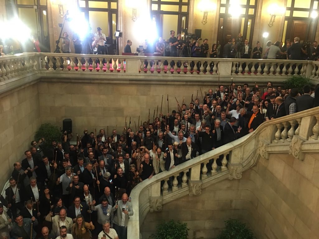 Puigdemont anuncia "momentos complejos" tras proclamar la independencia en el Parlament