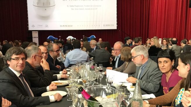Carles Puigdemont y Anna Gabriel, en un almuerzo. Carles Puigdemont y Anna Gabriel, en un almuerzo.