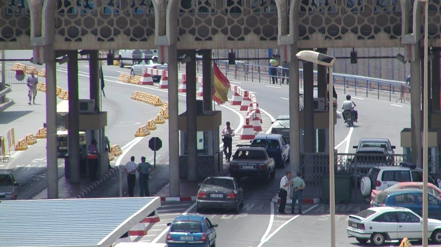 Paso de la frontera del Tarajal, en Ceuta, donde una pareja trataba de introducir a un ciudadano dentro del salpicadero.