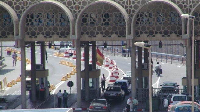 Paso de la frontera del Tarajal, en Ceuta, donde una pareja trataba de introducir a un ciudadano dentro del salpicadero.